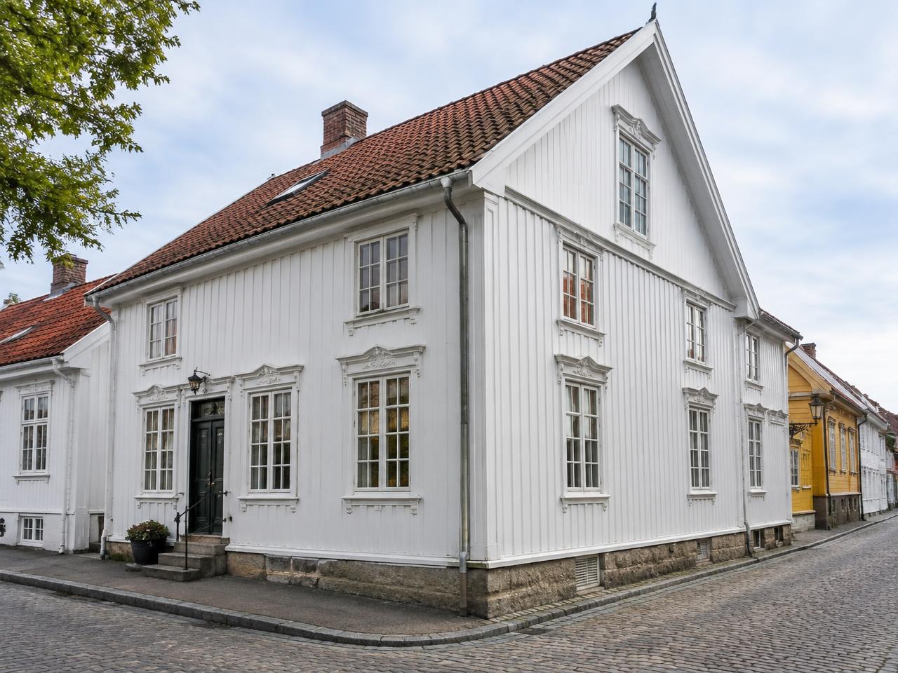Restaurert eldre trehus (illustrasjon)